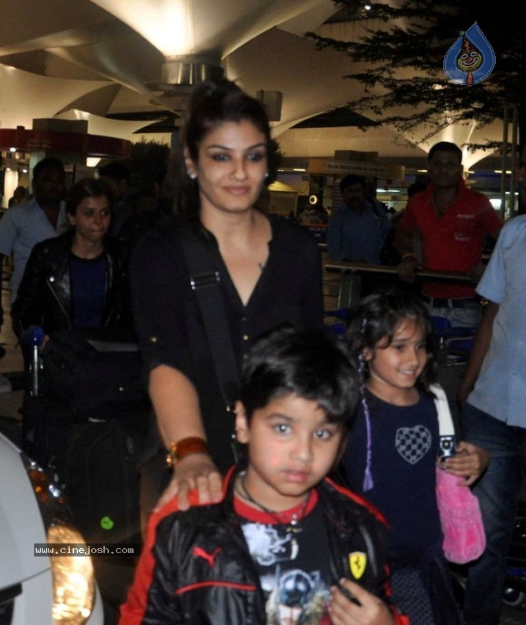 Bolly Celebs Snapped at Airport - 14 / 26 photos