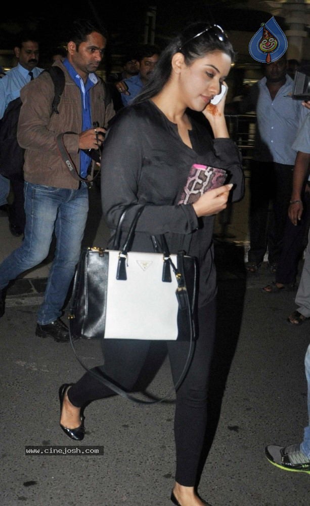 Bolly Celebs Snapped at Airport - 15 / 26 photos