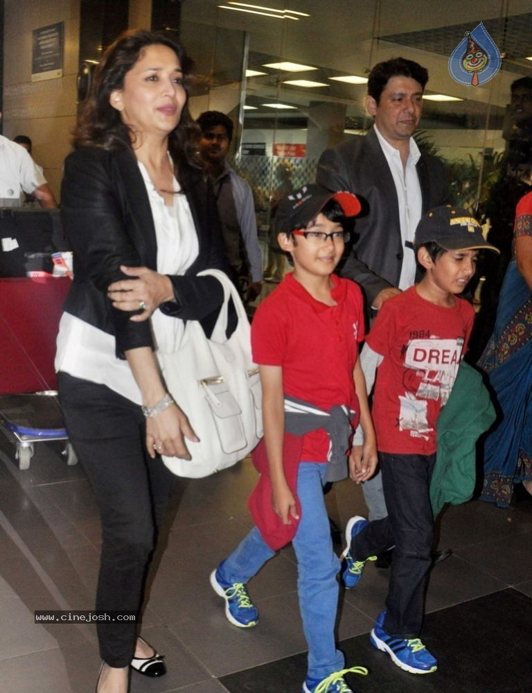 Bolly Celebs Snapped at Airport - 19 / 26 photos