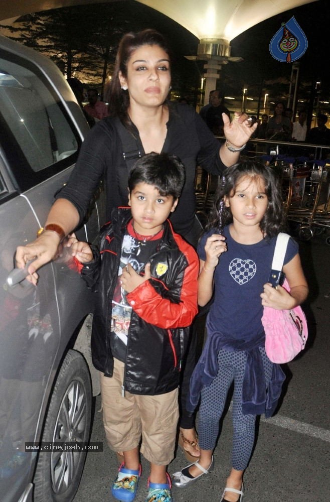 Bolly Celebs Snapped at Airport - 22 / 26 photos