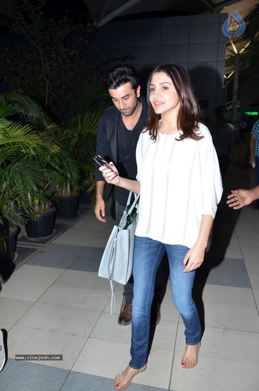 Bolly Celebs Snapped at Mumbai Airport - 10 / 57 photos