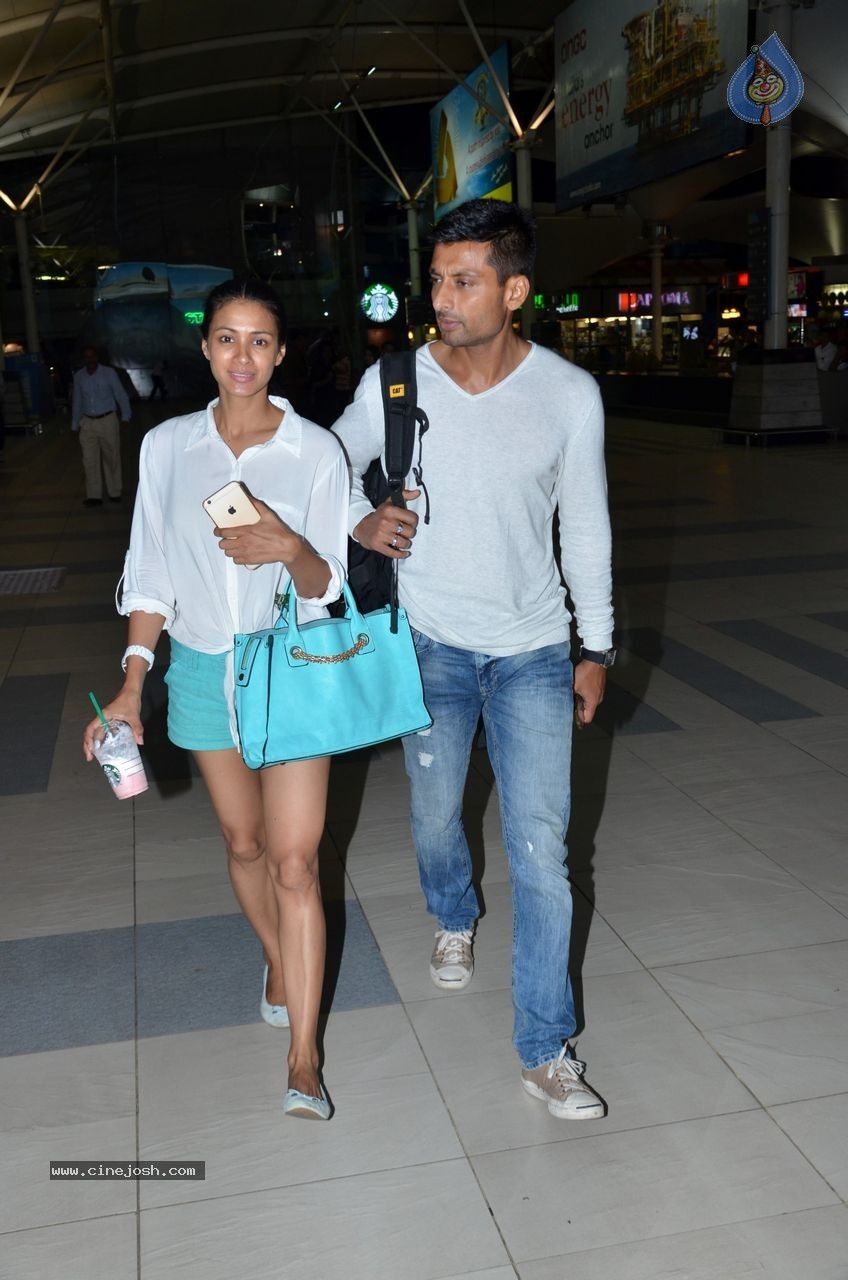 Bolly Celebs Snapped at Mumbai Airport - 14 / 57 photos
