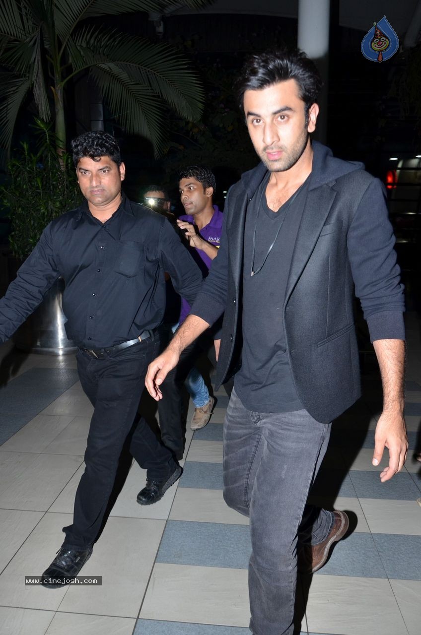 Bolly Celebs Snapped at Mumbai Airport - 25 / 57 photos