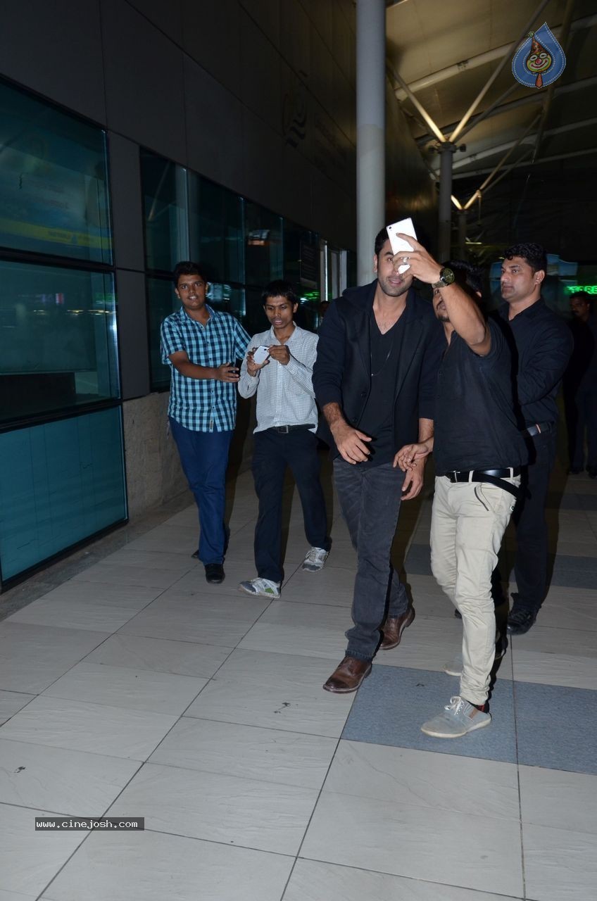 Bolly Celebs Snapped at Mumbai Airport - 27 / 57 photos