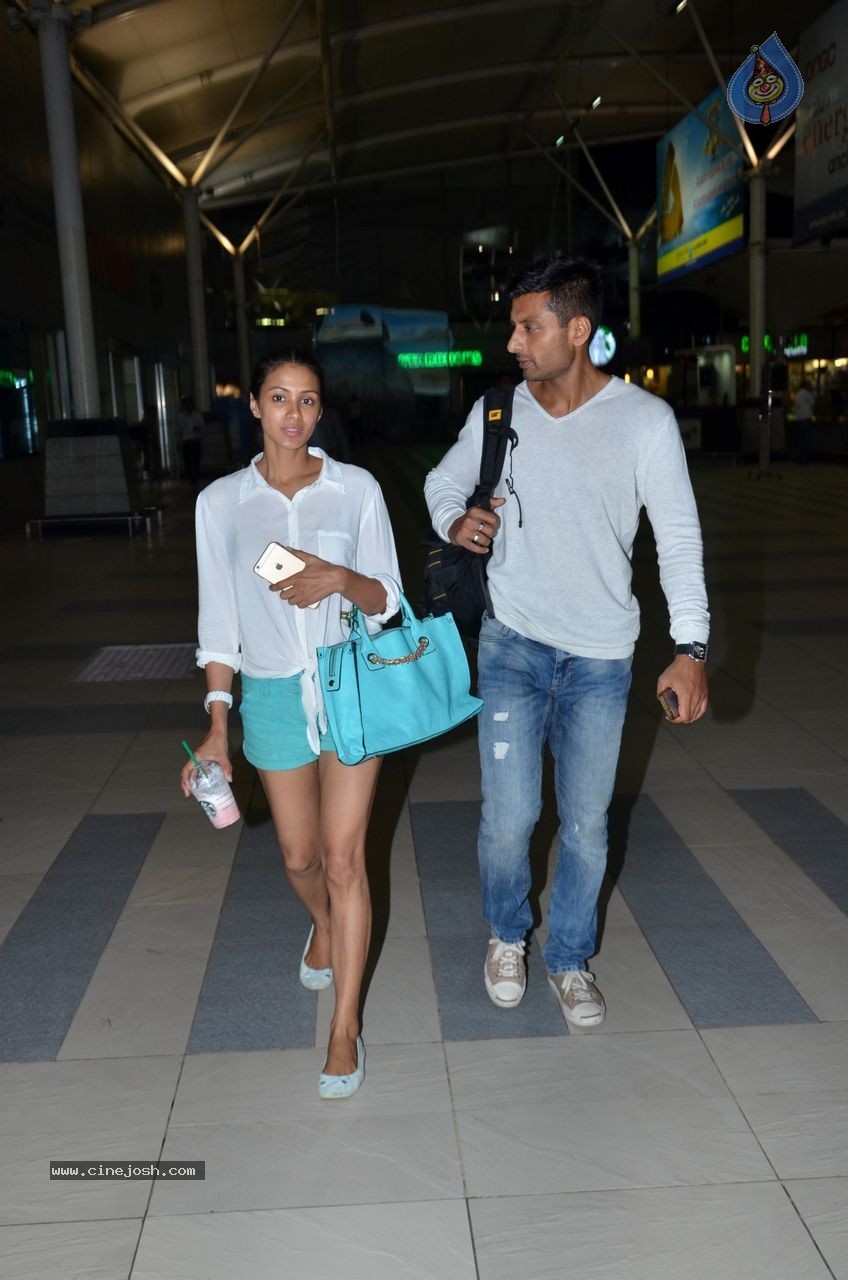 Bolly Celebs Snapped at Mumbai Airport - 45 / 57 photos