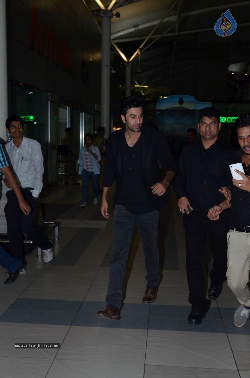 Bolly Celebs Snapped at Mumbai Airport - 57 / 57 photos