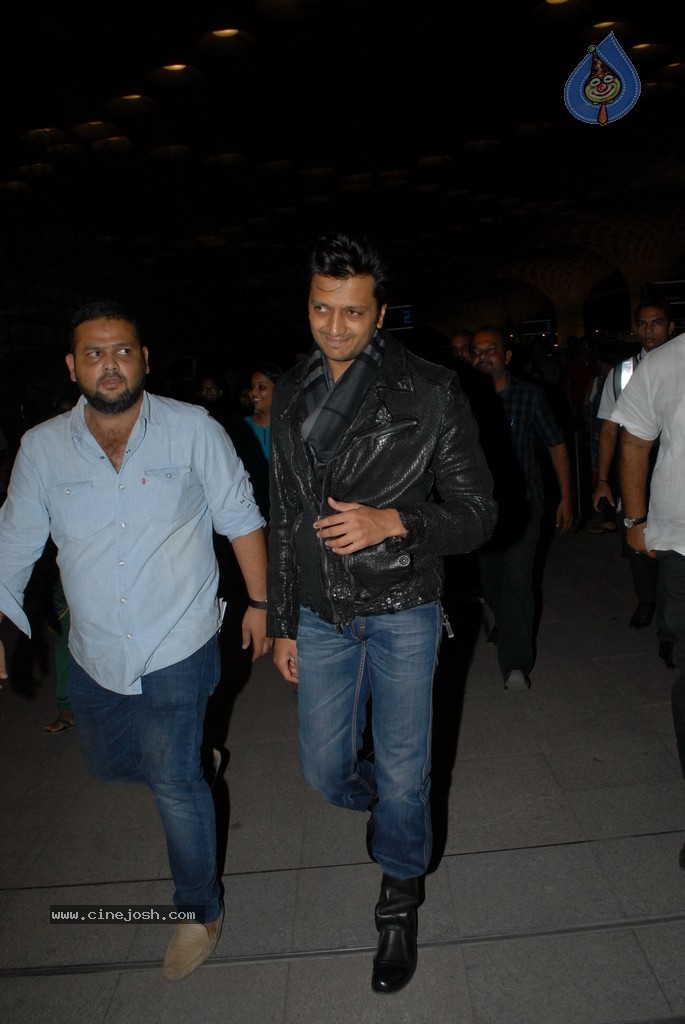 Bolly Celebs Snapped Leaving for IIFA 2014 - 6 / 77 photos