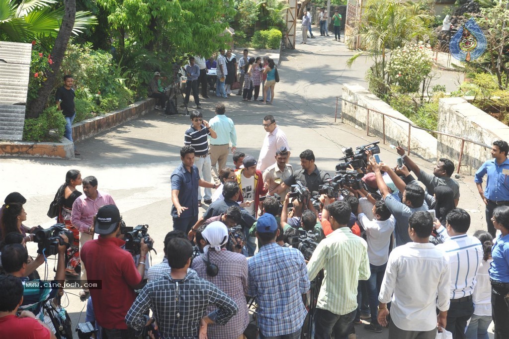 Bolly Celebs Snapped Voting for Loksabha Polls 2014 - 9 / 233 photos