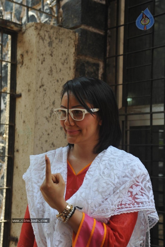 Bolly Celebs Snapped Voting for Loksabha Polls 2014 - 10 / 233 photos