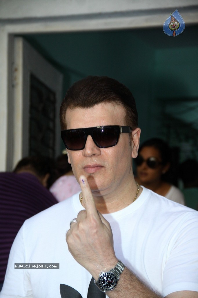 Bolly Celebs Snapped Voting for Loksabha Polls 2014 - 12 / 233 photos