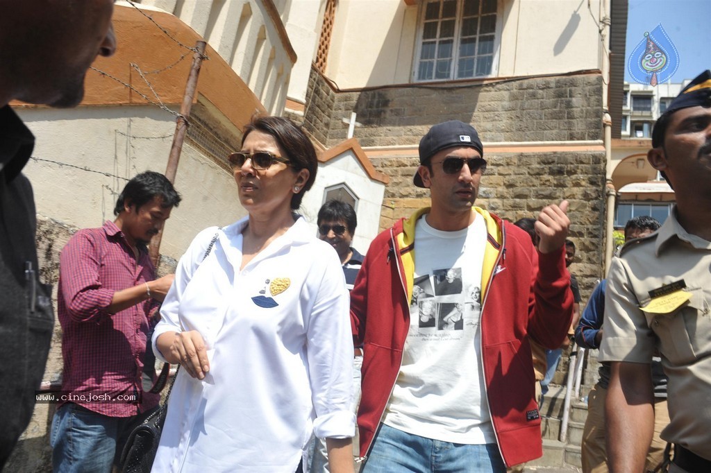 Bolly Celebs Snapped Voting for Loksabha Polls 2014 - 13 / 233 photos