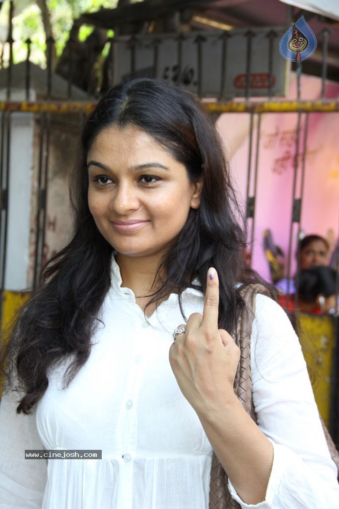 Bolly Celebs Snapped Voting for Loksabha Polls 2014 - 14 / 233 photos