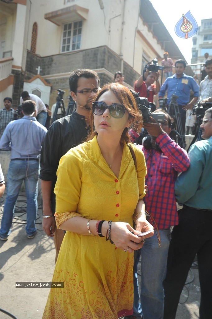 Bolly Celebs Snapped Voting for Loksabha Polls 2014 - 18 / 233 photos