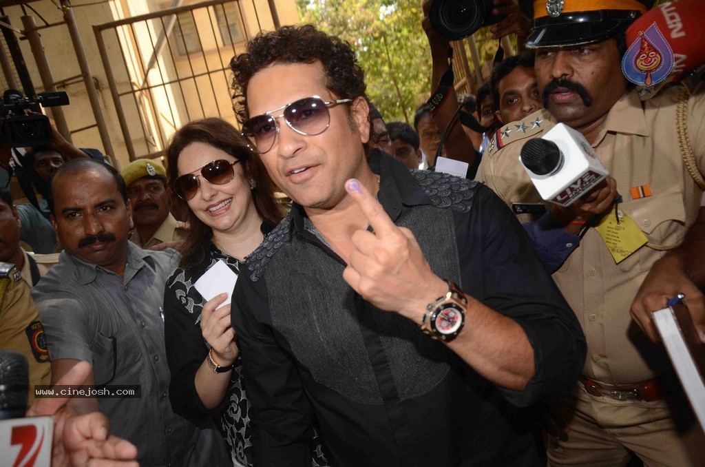 Bolly Celebs Snapped Voting for Loksabha Polls 2014 - 19 / 233 photos