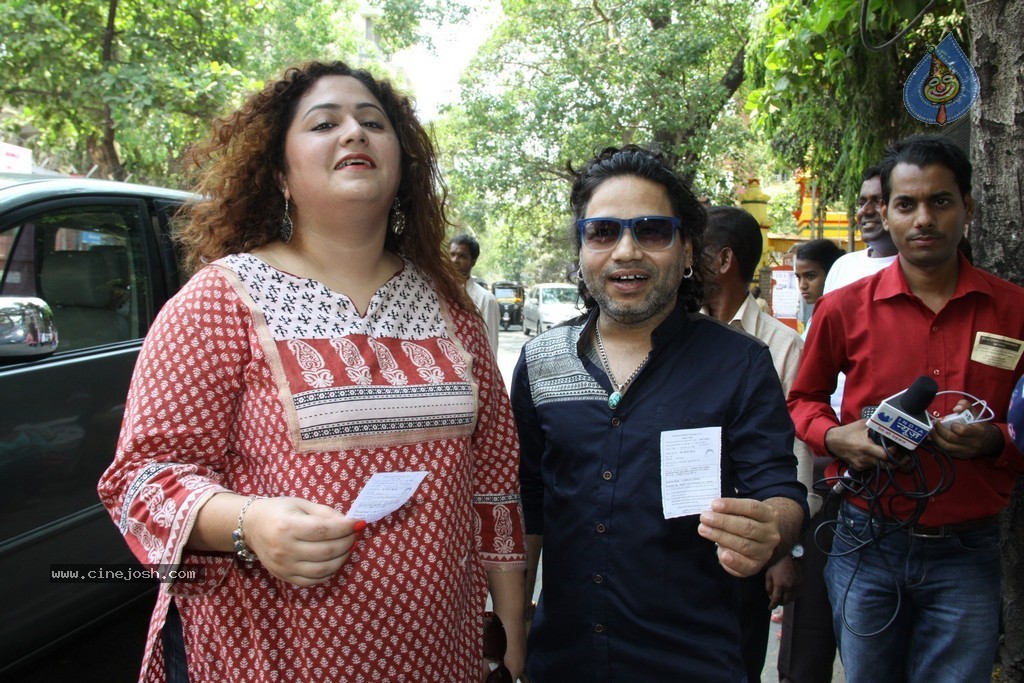 Bolly Celebs Snapped Voting for Loksabha Polls 2014 - 25 / 233 photos