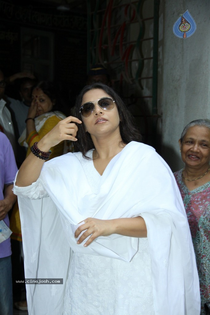 Bolly Celebs Snapped Voting for Loksabha Polls 2014 - 27 / 233 photos