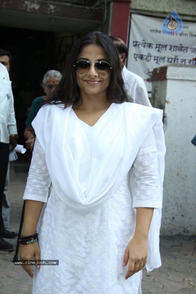 Bolly Celebs Snapped Voting for Loksabha Polls 2014 - 28 / 233 photos