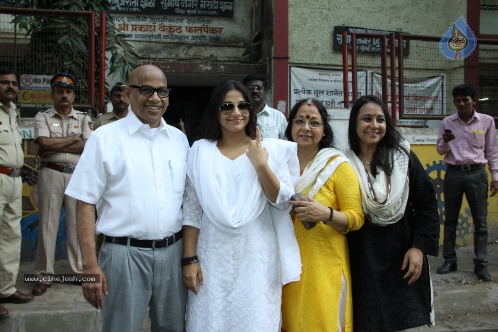 Bolly Celebs Snapped Voting for Loksabha Polls 2014 - 29 / 233 photos