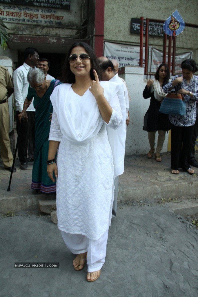 Bolly Celebs Snapped Voting for Loksabha Polls 2014 - 33 / 233 photos