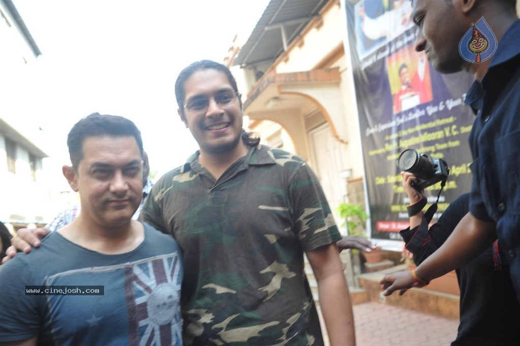 Bolly Celebs Snapped Voting for Loksabha Polls 2014 - 36 / 233 photos