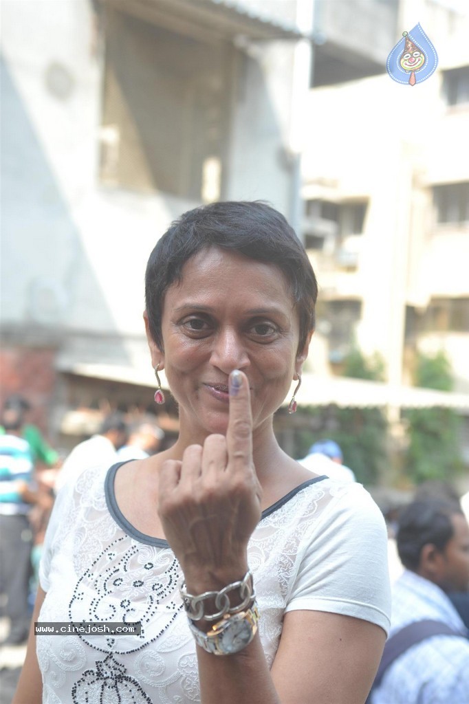 Bolly Celebs Snapped Voting for Loksabha Polls 2014 - 37 / 233 photos