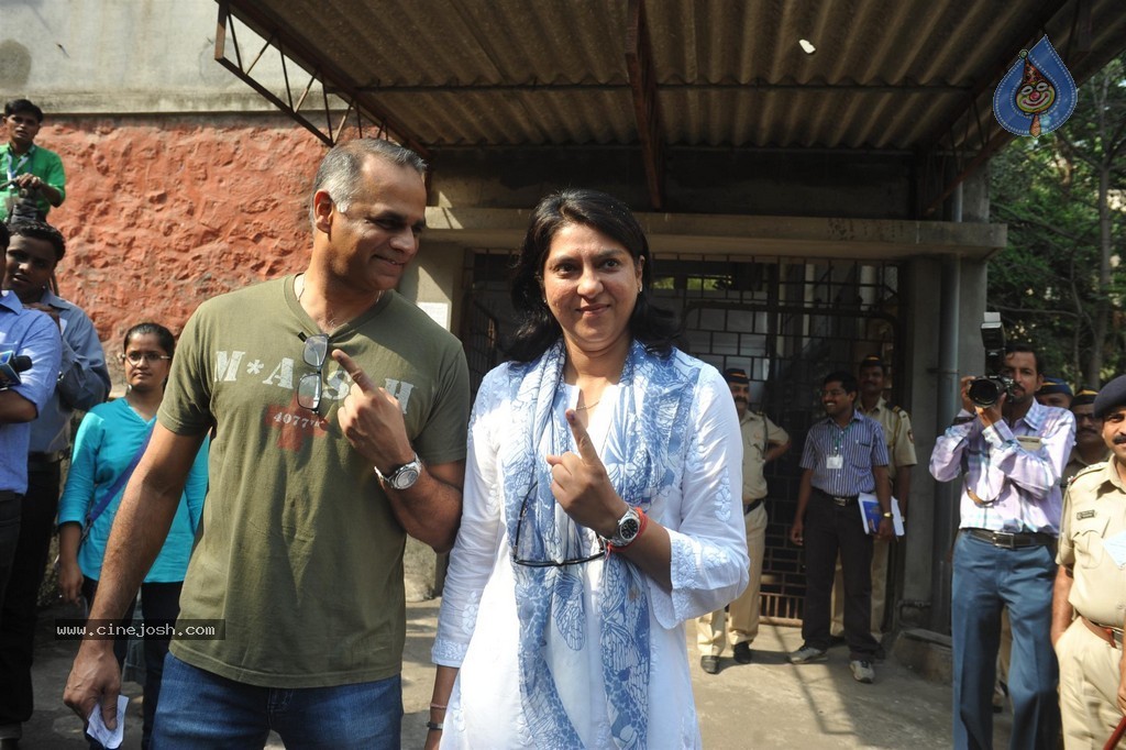 Bolly Celebs Snapped Voting for Loksabha Polls 2014 - 38 / 233 photos