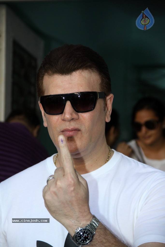 Bolly Celebs Snapped Voting for Loksabha Polls 2014 - 39 / 233 photos