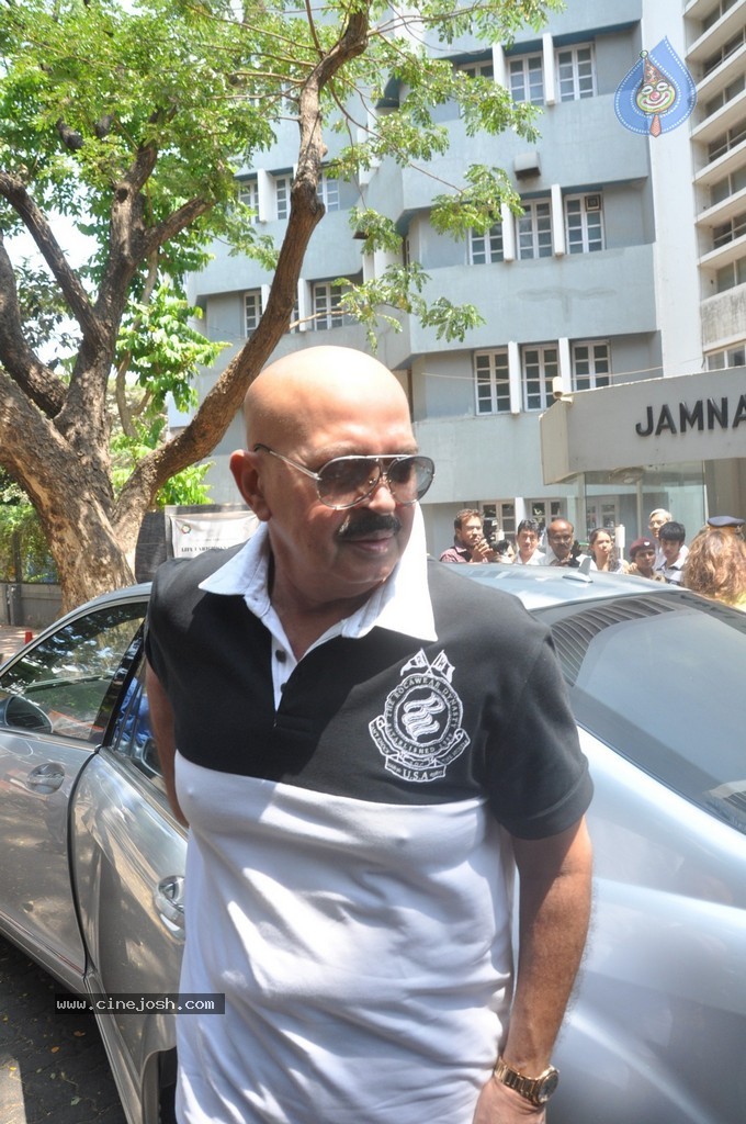 Bolly Celebs Snapped Voting for Loksabha Polls 2014 - 64 / 233 photos
