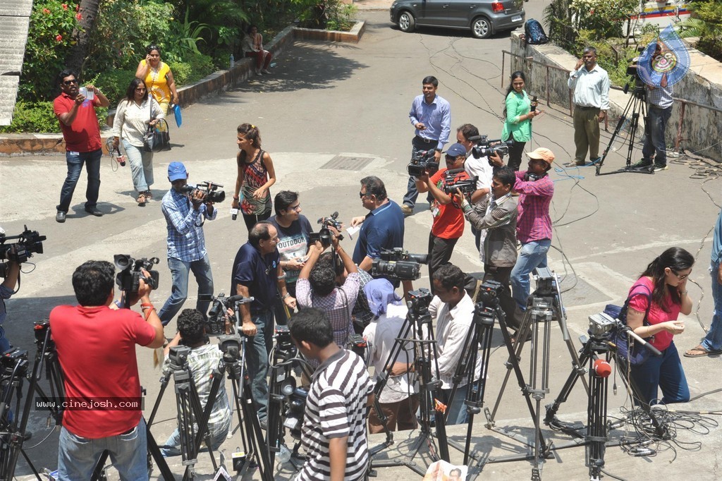 Bolly Celebs Snapped Voting for Loksabha Polls 2014 - 70 / 233 photos