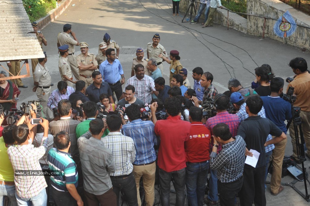 Bolly Celebs Snapped Voting for Loksabha Polls 2014 - 72 / 233 photos
