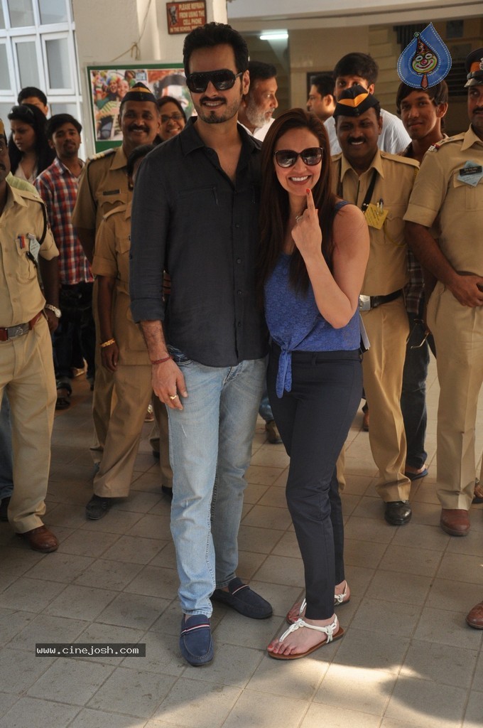 Bolly Celebs Snapped Voting for Loksabha Polls 2014 - 81 / 233 photos