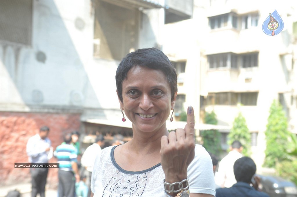 Bolly Celebs Snapped Voting for Loksabha Polls 2014 - 82 / 233 photos