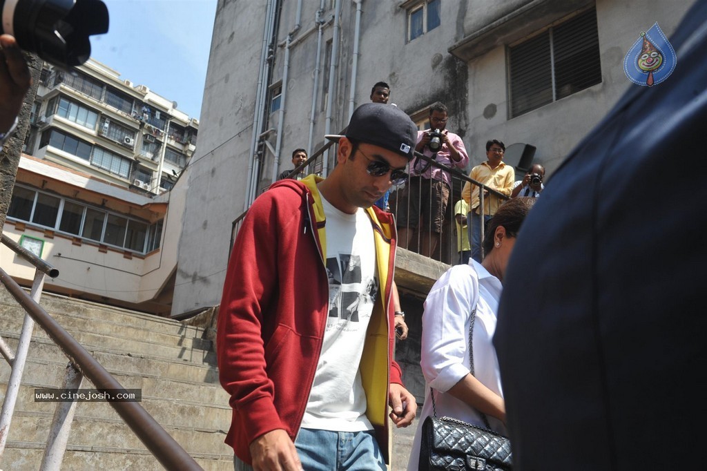 Bolly Celebs Snapped Voting for Loksabha Polls 2014 - 85 / 233 photos