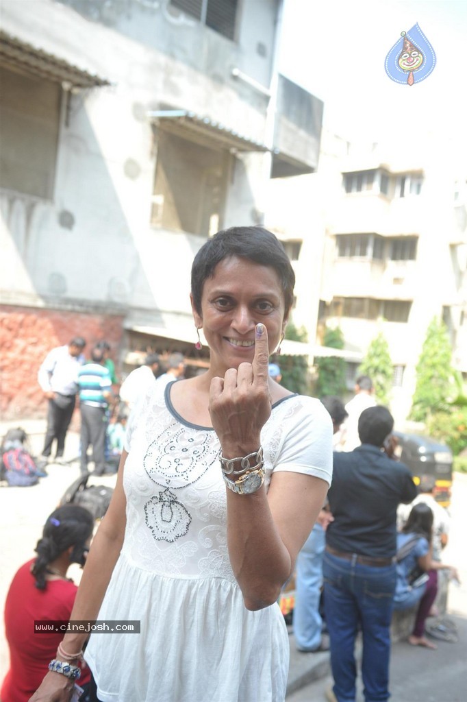 Bolly Celebs Snapped Voting for Loksabha Polls 2014 - 94 / 233 photos