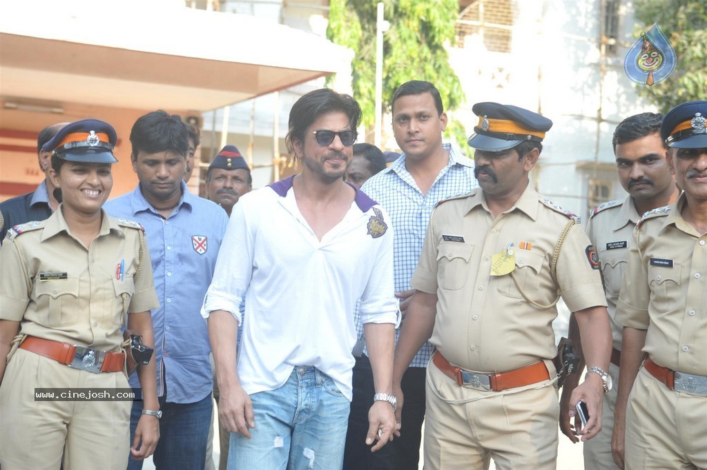 Bolly Celebs Snapped Voting for Loksabha Polls 2014 - 95 / 233 photos