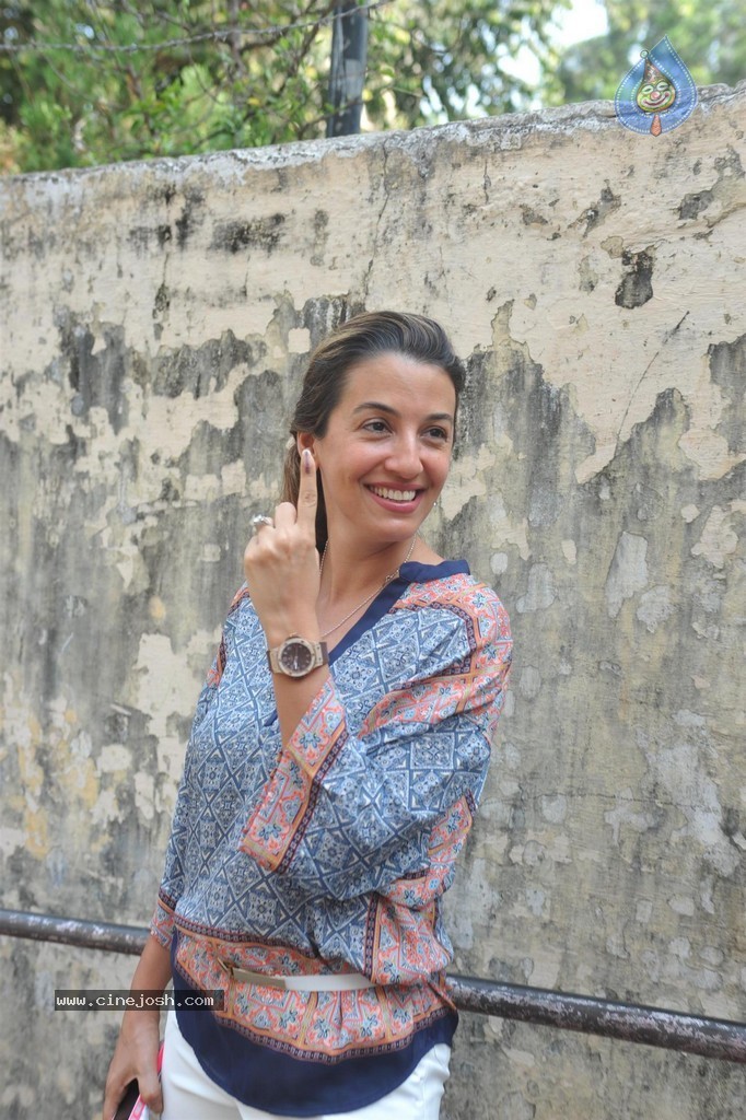 Bolly Celebs Snapped Voting for Loksabha Polls 2014 - 98 / 233 photos