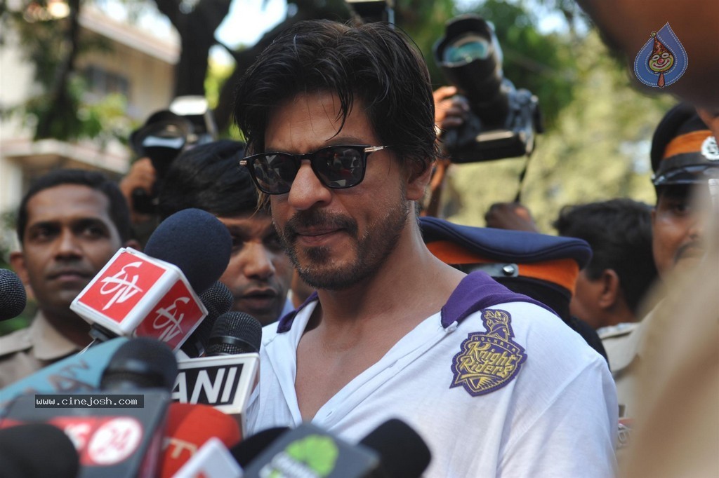 Bolly Celebs Snapped Voting for Loksabha Polls 2014 - 104 / 233 photos