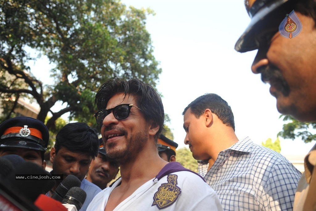 Bolly Celebs Snapped Voting for Loksabha Polls 2014 - 121 / 233 photos