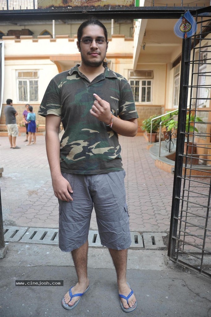Bolly Celebs Snapped Voting for Loksabha Polls 2014 - 123 / 233 photos