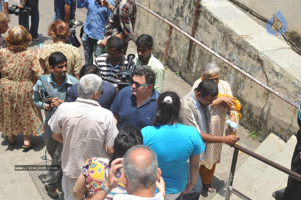 Bolly Celebs Snapped Voting for Loksabha Polls 2014 - 128 / 233 photos