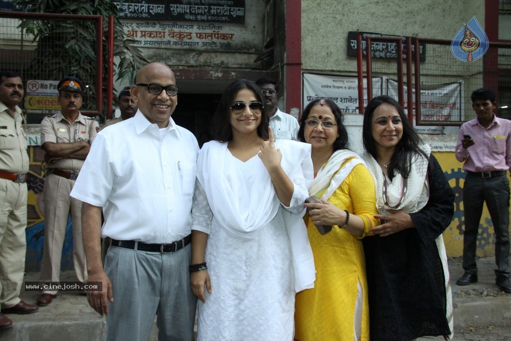 Bolly Celebs Snapped Voting for Loksabha Polls 2014 - 131 / 233 photos