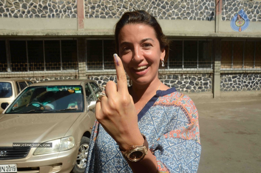 Bolly Celebs Snapped Voting for Loksabha Polls 2014 - 138 / 233 photos