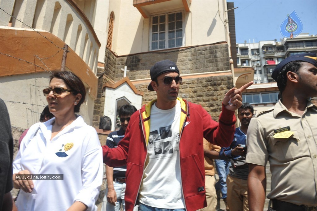 Bolly Celebs Snapped Voting for Loksabha Polls 2014 - 146 / 233 photos