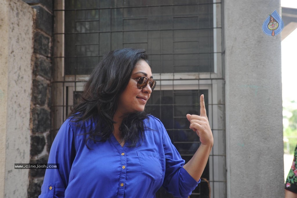 Bolly Celebs Snapped Voting for Loksabha Polls 2014 - 151 / 233 photos