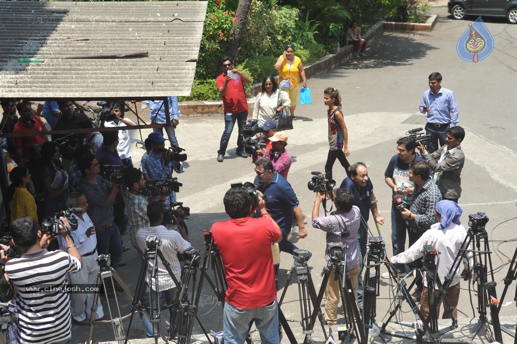 Bolly Celebs Snapped Voting for Loksabha Polls 2014 - 159 / 233 photos