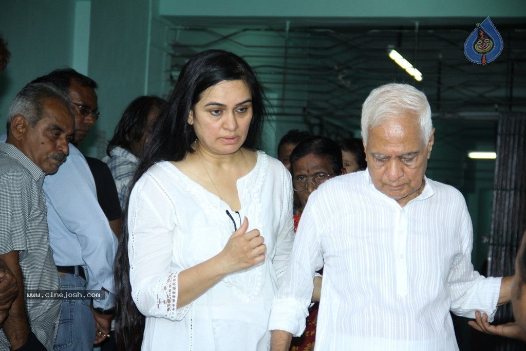 Bolly Celebs Snapped Voting for Loksabha Polls 2014 - 160 / 233 photos