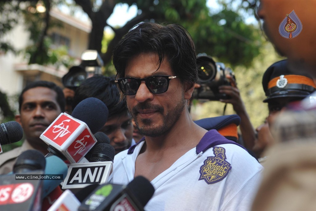 Bolly Celebs Snapped Voting for Loksabha Polls 2014 - 163 / 233 photos