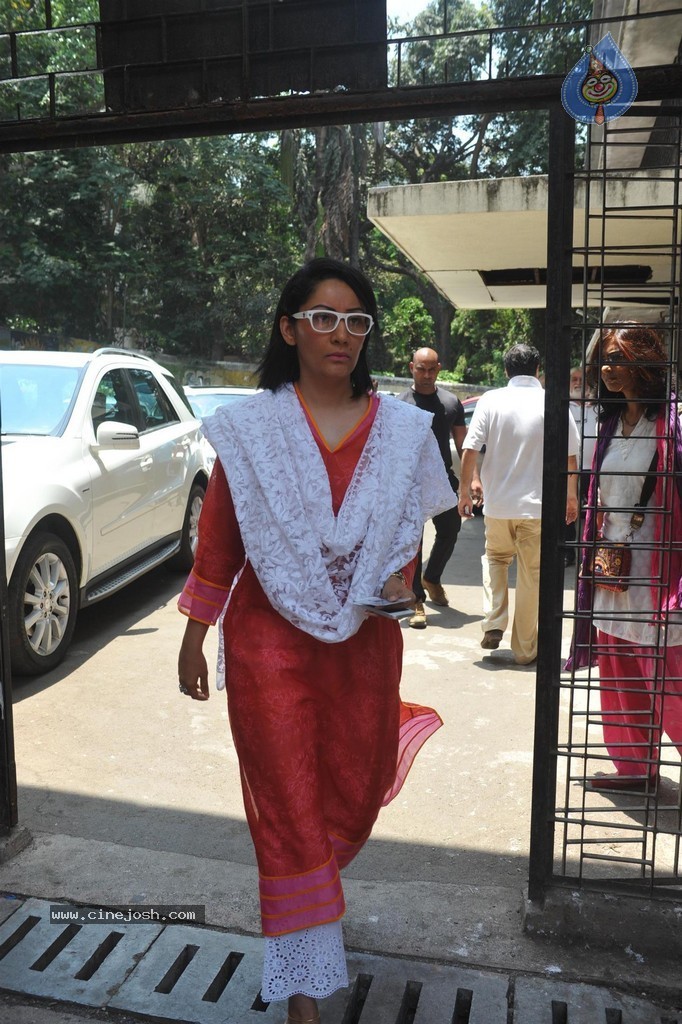 Bolly Celebs Snapped Voting for Loksabha Polls 2014 - 166 / 233 photos