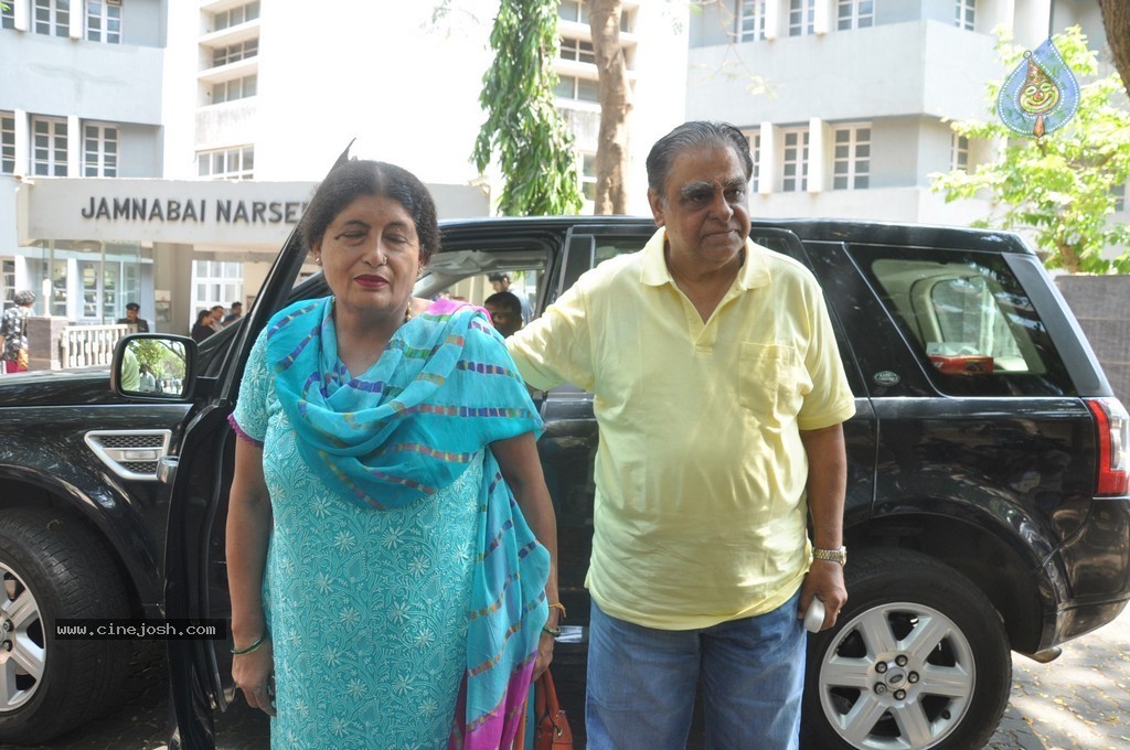 Bolly Celebs Snapped Voting for Loksabha Polls 2014 - 179 / 233 photos