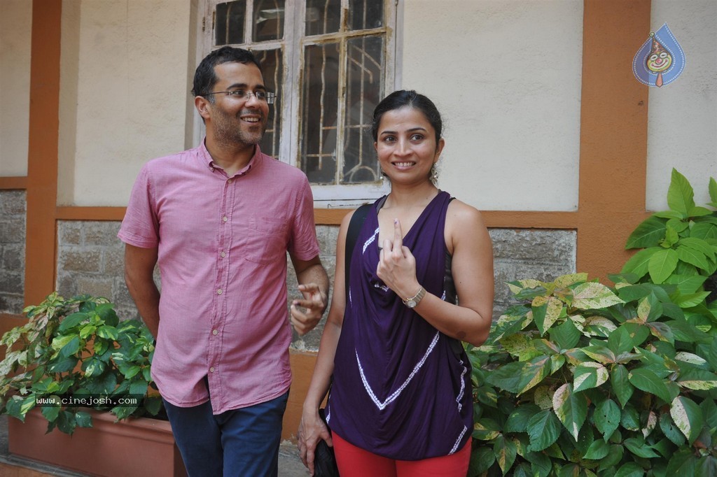 Bolly Celebs Snapped Voting for Loksabha Polls 2014 - 181 / 233 photos